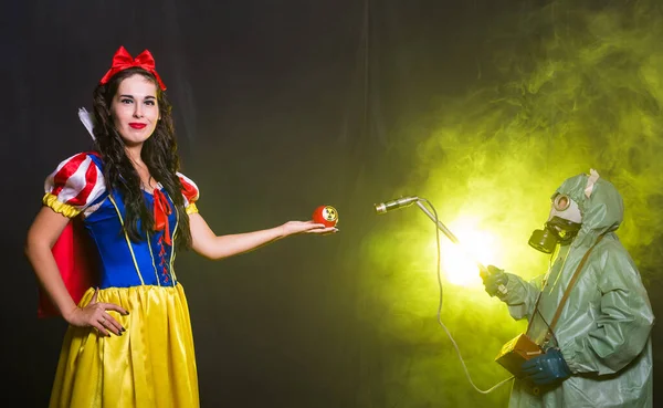 Mulher usando um vestido de conto de fadas segurando uma maçã com símbolo de radiação. Problemas ambientais conceito, catástrofe radioactiva como perigo para a natureza . — Fotografia de Stock