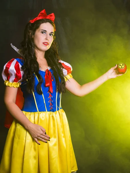 Kobieta trzymająca niebezpieczne radioaktywne jabłko. Koncepcja pomiaru energii jądrowej i promieniowania. — Zdjęcie stockowe