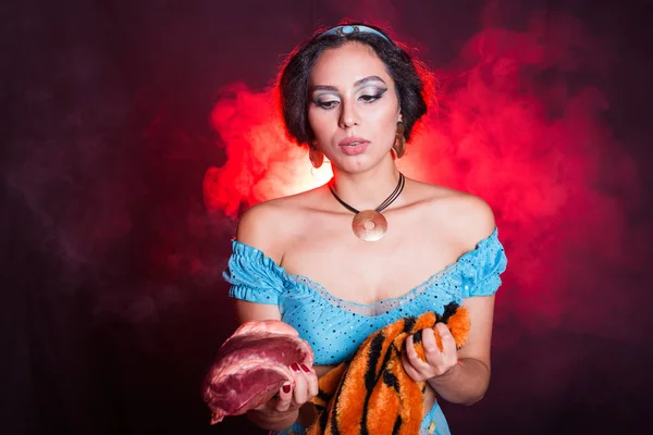 Stop animal killing concept - Pretty girl show animal skin and raw meat that she wants to tell someone dont kill animals or stopped violence against animal. — Stock Photo, Image
