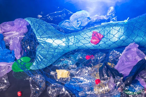 深い海の中でファンタジー人魚のクローズアップ悲しいので、水の汚染。海でのプラスチックごみやボトルの汚染。エコカタストロフィー、ゴミ、プラスチックリサイクルの概念. — ストック写真