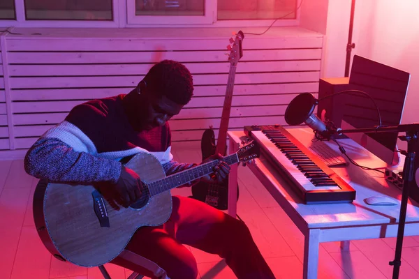 Crear música y un concepto de estudio de grabación - hombre afroamericano guitarrista grabación de pista de guitarra eléctrica en el estudio en casa —  Fotos de Stock