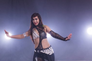 Kabile Füzyon tarzında dans eden genç bir kadın. Sahnede göbek dansı.