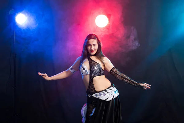 Girl dancing belly dance, fusion or tribal. A woman in a beautiful costume demonstrates charming and gentle movements in the dance. — Stock Photo, Image