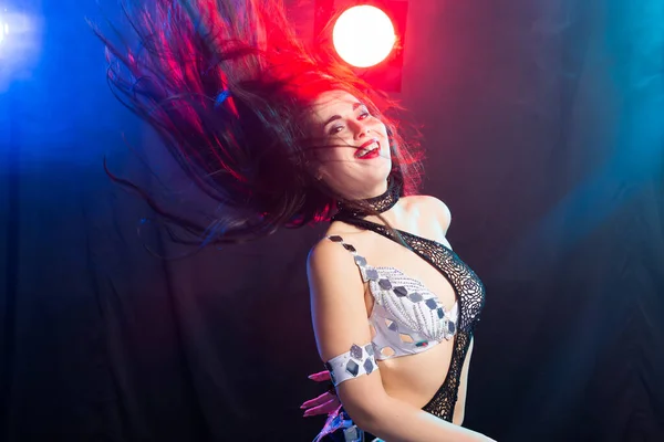 Spiritualitás tánc. Gyönyörű szexi nő luxus fényes keleti smink tánc törzsi fúzió. Hastánc.. — Stock Fotó
