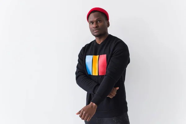 Jonge knappe Afro-Amerikaanse man met een afro kapsel. Portret op witte achtergrond met kopieerruimte. Kerel kijkt naar camera. — Stockfoto