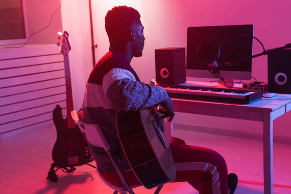 Crear música y un concepto de estudio de grabación - hombre afroamericano guitarrista grabación de pista de guitarra eléctrica en el estudio en casa —  Fotos de Stock
