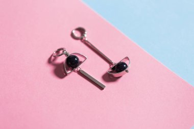 Mükemmel aksesuarlar. Moda mücevher seti. Moda mücevherleri ve bijouterie. Üst görünüm.