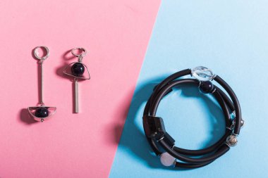 Mükemmel aksesuarlar. Moda mücevher seti. Moda mücevherleri ve bijouterie. Üst görünüm.