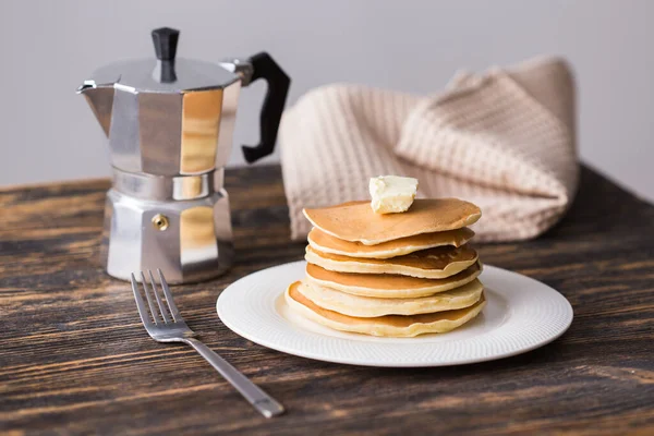 Hausgemachte amerikanische Pfannkuchen. Gesundes Frühstück am Morgen. Rustikaler Stil — Stockfoto