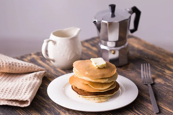 Haufen leckerer Pfannkuchen mit Butter. Frühstückskonzept. — Stockfoto