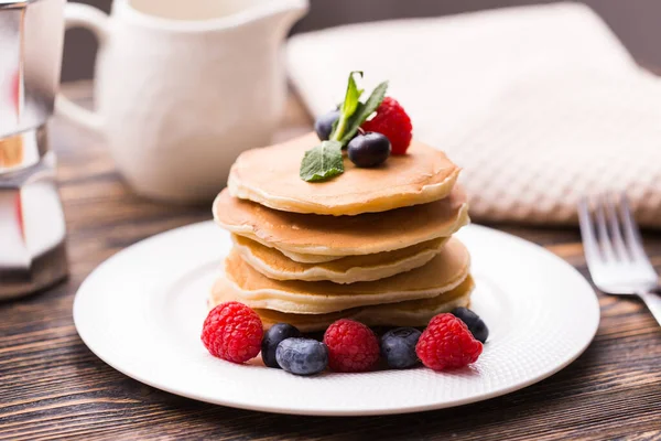 Leckere Pfannkuchen aus nächster Nähe mit frischen Blaubeeren und Himbeeren. — Stockfoto