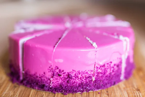 Roze en violette verjaardagstaart. Toetje, vakantie en heerlijk concept. — Stockfoto