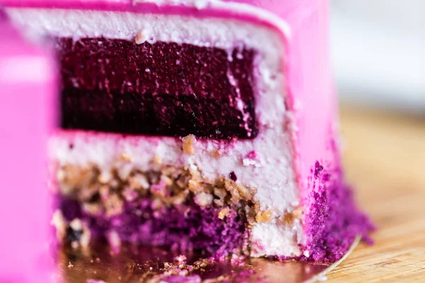 Розовый и фиолетовый торт на день рождения без единого куска. Десерт, праздники и вкусная концепция . — стоковое фото