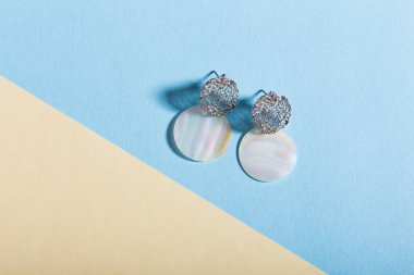 Mükemmel aksesuarlar. Moda mücevher seti. Moda mücevherleri ve bijouterie. Üst görünüm.