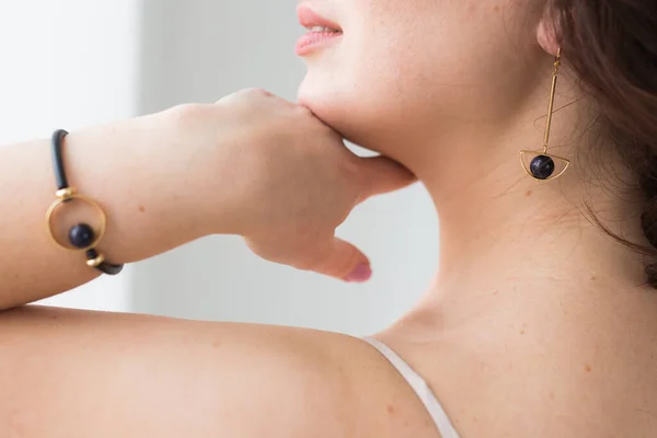 Närbild av vacker kvinna bär armband. Tillbehör, smycken och bijouterie koncept. — Stockfoto