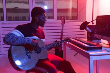 Müzik ve kayıt stüdyosu konsepti yaratmak - Afrikalı Amerikalı gitarist ev stüdyosunda elektro gitar kaydı yapıyor