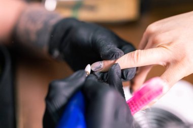 Otomatik elektrikli manikür matkap cilası sökücü. Tırnak cilası için. Tırnak cilası, jöle ve güzellik salonu konsepti.