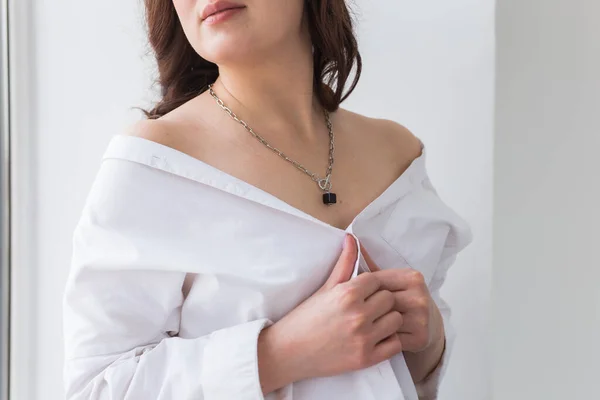 Närbild av kvinna som bär smycken, bijouterie och tillbehör. — Stockfoto