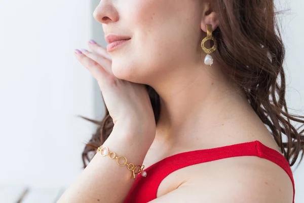 Close-up da sessão de moda da jovem mulher morena com penteado elegante no estúdio branco. Conceito de estilo moderno . — Fotografia de Stock