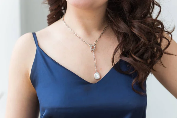 Close-up de mulher vestindo uma jóia, bijouterie e acessórios . — Fotografia de Stock