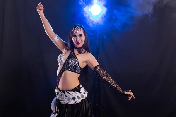 Bailarina del vientre. Joven mujer atractiva bailando fusión tribal en el escenario. Baile exótico oriental . —  Fotos de Stock