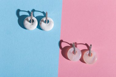 Kadın Mücevherleri. Renkli arka planda moda mücevherler. Düz yatış, üst görünüm.