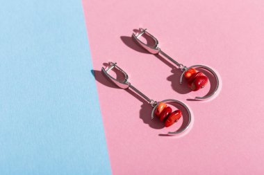 Moda mücevherleri ve aksesuarların parlak renkli arka planda üst görüntüsü. Lüks mücevher bijouterie ve moda konsepti.