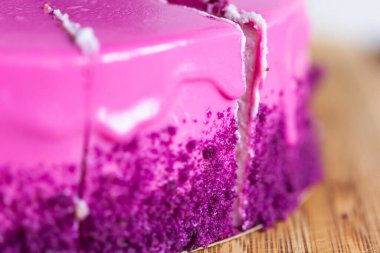 Pembe ve menekşe doğum günü pastası. Tatlı, tatil ve lezzetli bir konsept. Yakın plan..