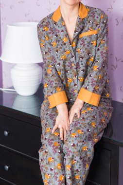 Coronavirus, Covid-19, karantina, izolasyon, koronavirüs salgını. Evde kal. Sıkılmış kadın evde vakit geçiriyor..