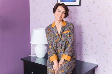 Sıcak giysi takımı. Yumuşak pamuklu gömlek. Sağlıklı uyku için rahat kıyafetler. Pijama konsepti.