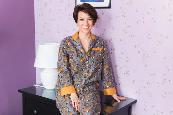Meleg házi ruha. Puha pamut ing. Kényelmes ruhák az egészséges alváshoz. Pizsama koncepció. — Stock Fotó