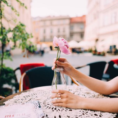 bir Şakayık ellerinde tutan kız