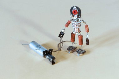 oyuncak adam eski radyo bileşenlerden bir köpekle