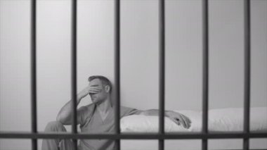 adam tutuklu hapiste