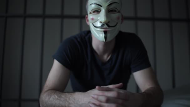 Hapiste anonim hacker kameraya bakıyor — Stok video