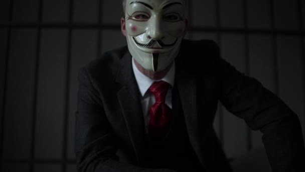 Vue de l'homme hacker anonyme en prison — Video