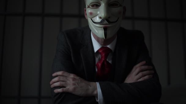 Tiro dramático de hacker anônimo na prisão — Vídeo de Stock