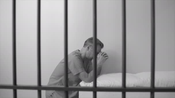 Recluso homem rezando na prisão — Vídeo de Stock