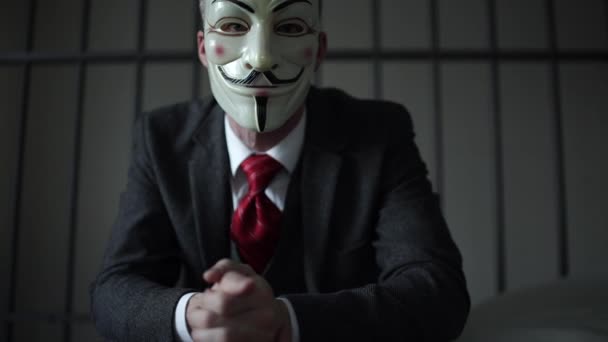 Hacker anónimo sentado en prisión — Vídeo de stock