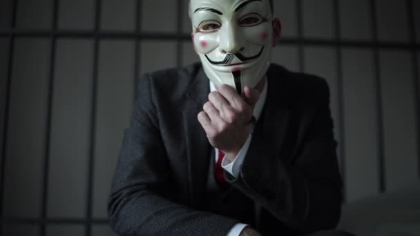 刑務所で匿名のハッカーの人間観 — ストック動画