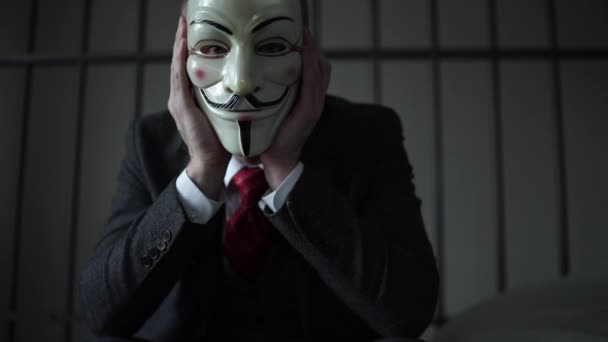 Lenta dolly disparo de hacker anónimo en la cárcel — Vídeo de stock