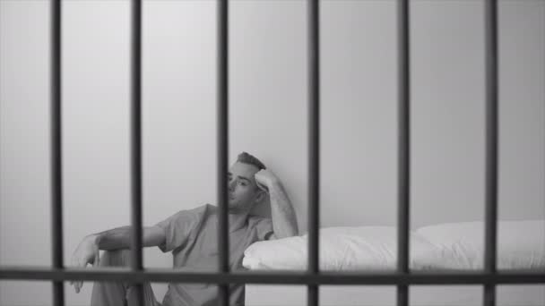 Hombre preso en la cárcel — Vídeo de stock
