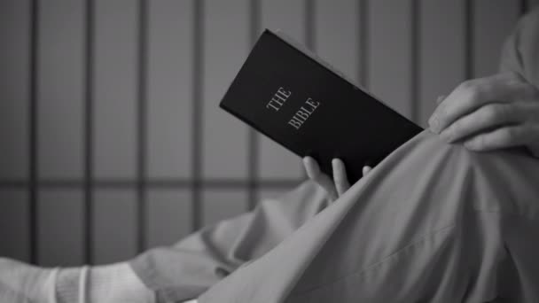 Deținut în închisoare citind Biblia — Videoclip de stoc