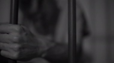 hapishane hücresinde oturan adam tutuklu