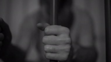 hapishane hücresinde oturan adam tutuklu