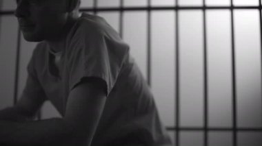 hapishane hücresinde oturan adam tutuklu