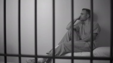 adam tutuklu hapiste