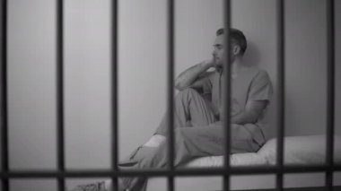 adam tutuklu hapiste