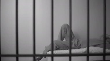 adam tutuklu yatakta hapiste