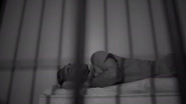 adam tutuklu yatakta hapiste